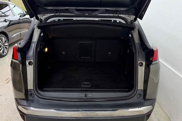 Grå Peugeot 3008 fra 2020