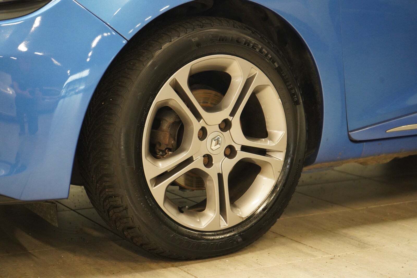 Blå Renault Clio IV fra 2015