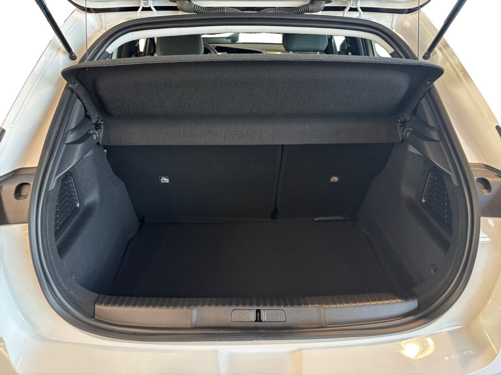 Hvid Opel Mokka-e fra 2024