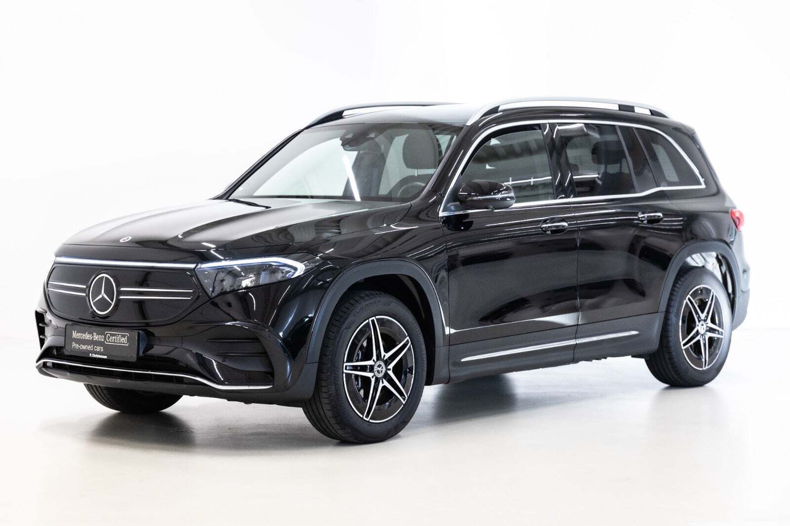 Sort Mercedes EQB250 fra 2024 set udefra