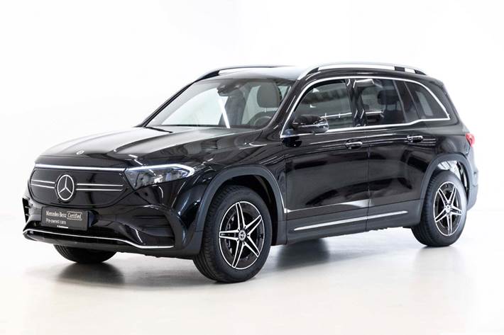 Sort Mercedes EQB250 fra 2024 set udefra