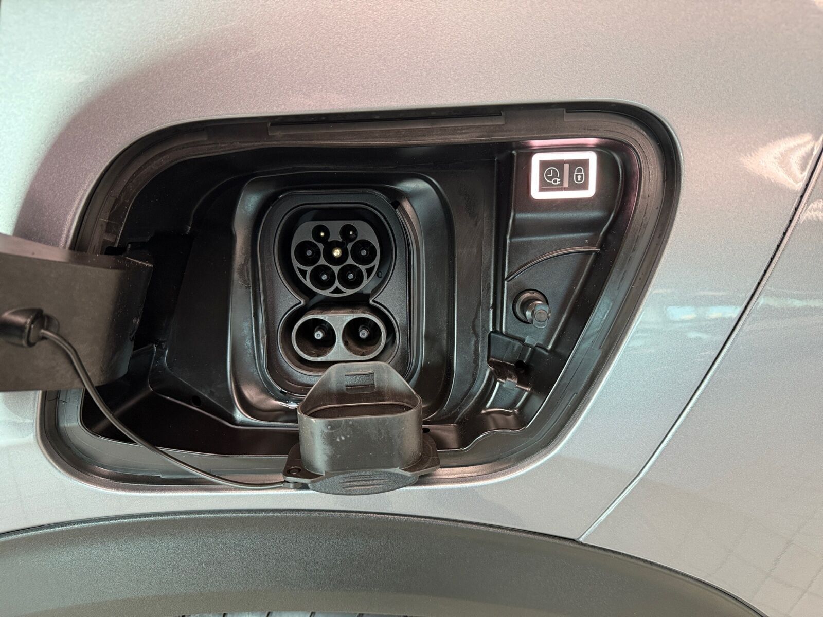 Sølv Peugeot e-2008 fra 2025