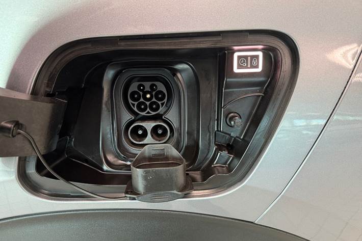 Sølv Peugeot e-2008 fra 2025