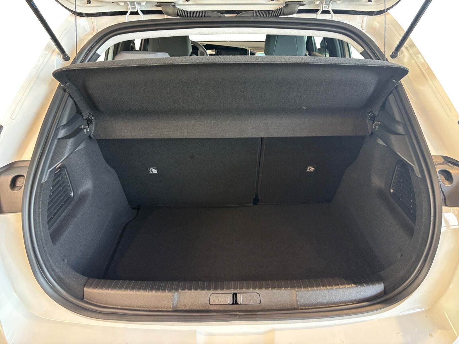 Hvid Opel Mokka-e fra 2024