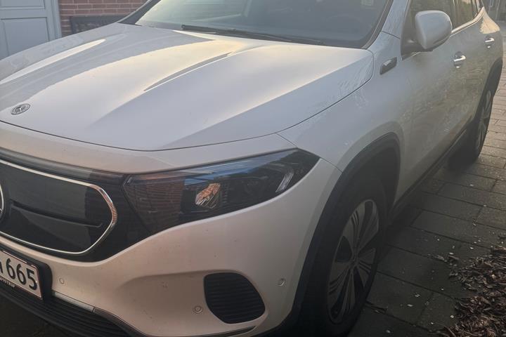 Hvid Mercedes EQA fra 2022