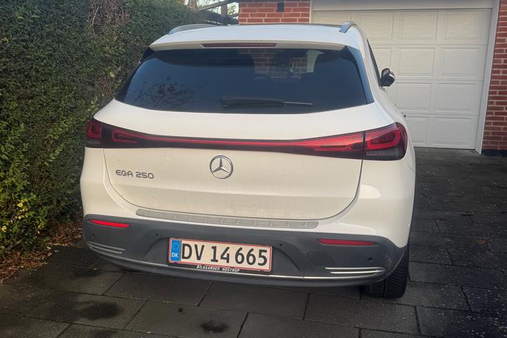 Hvid Mercedes EQA fra 2022