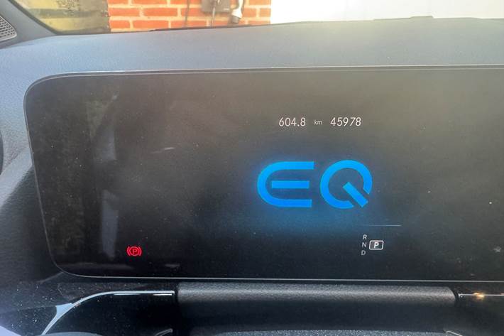 Hvid Mercedes EQA fra 2022