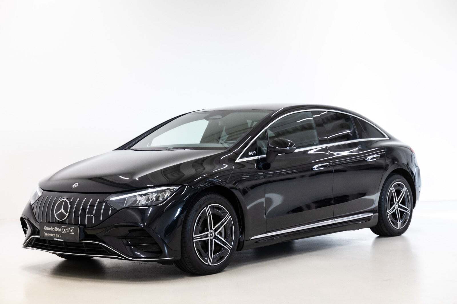 Sort Mercedes EQE350 fra 2024 set udefra