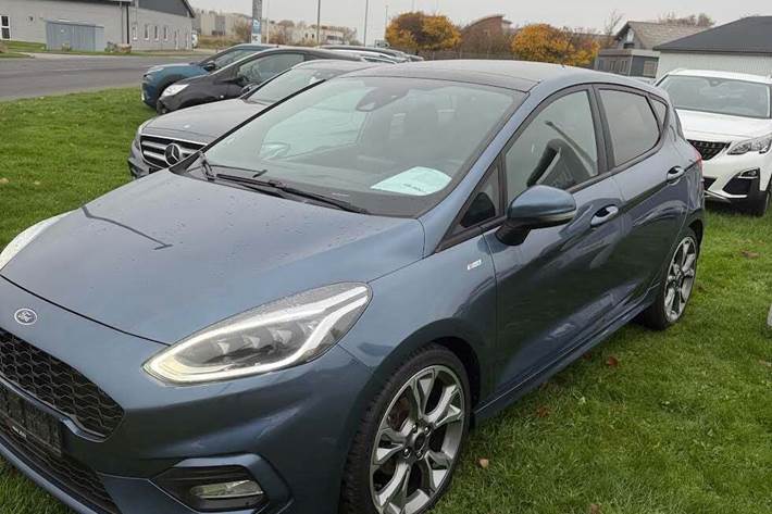 Grå Ford Fiesta fra 2019 set udefra