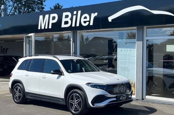 Hvid Mercedes EQB300 fra 2024 set udefra