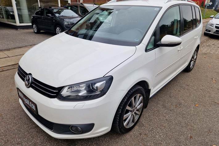 Hvid VW Touran fra 2012 set udefra