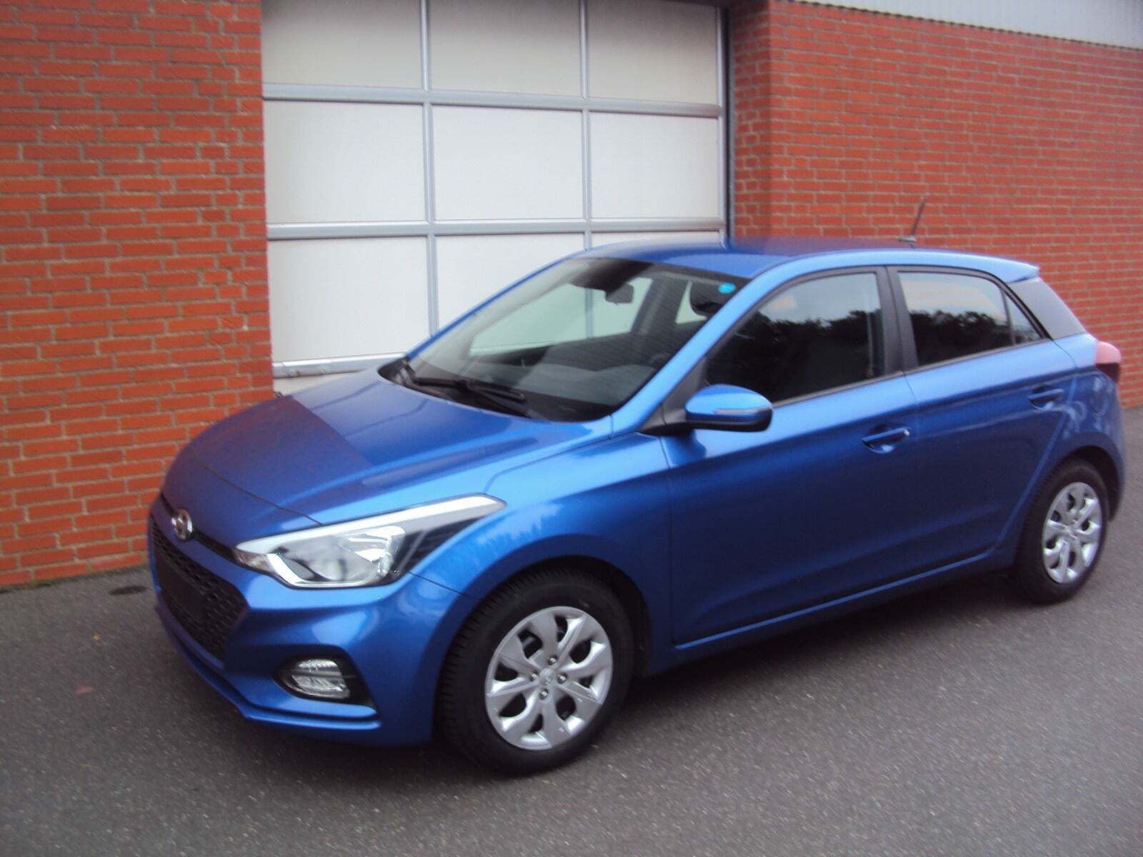 Blå Hyundai i20 fra 2019 set udefra