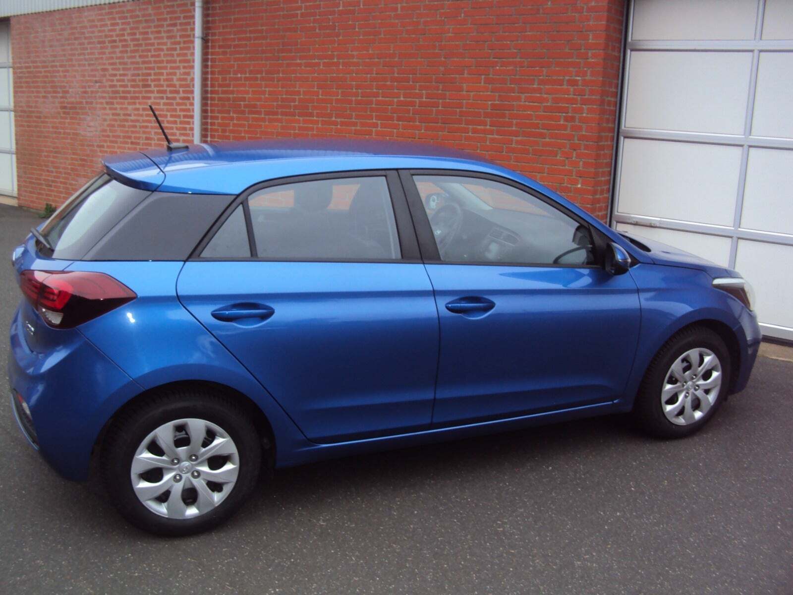 Blå Hyundai i20 fra 2019