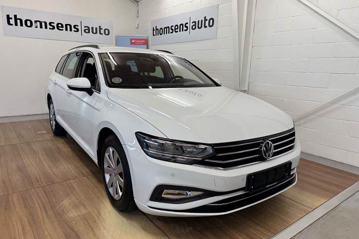 Hvid VW Passat fra 2020 set udefra