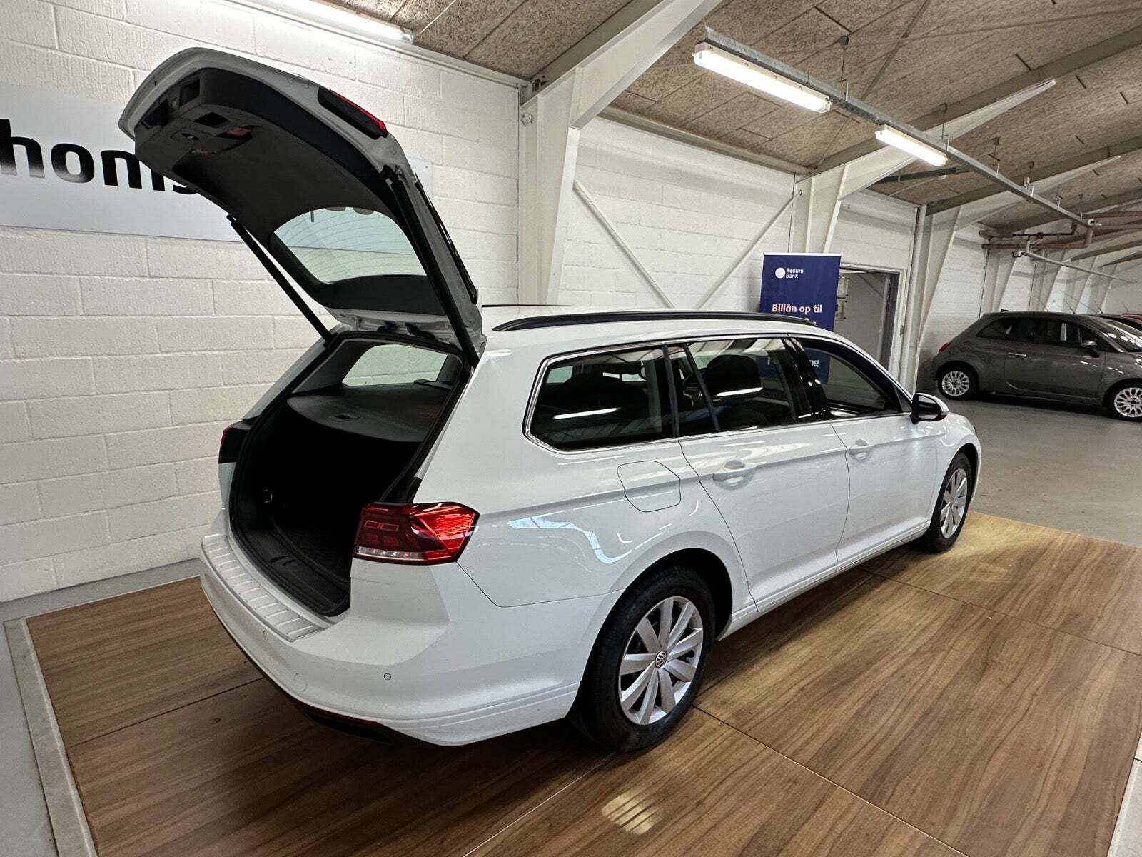 Hvid VW Passat fra 2020