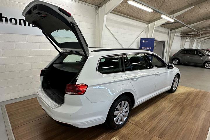 Hvid VW Passat fra 2020