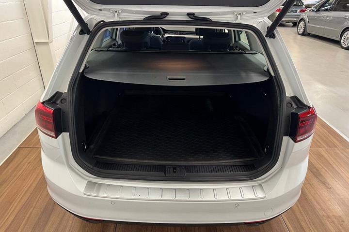 Hvid VW Passat fra 2020