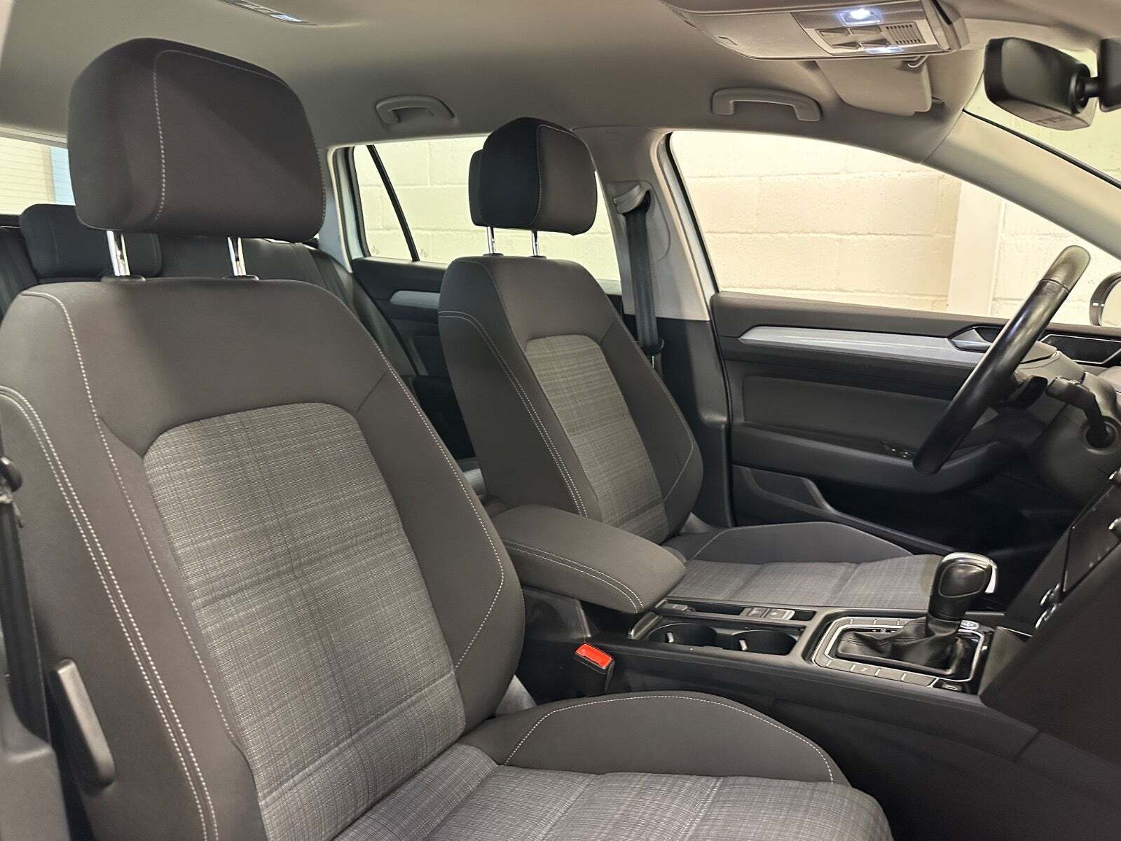 Hvid VW Passat fra 2020 set indefra