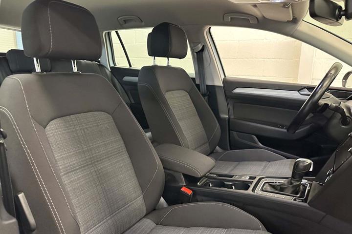 Hvid VW Passat fra 2020 set indefra