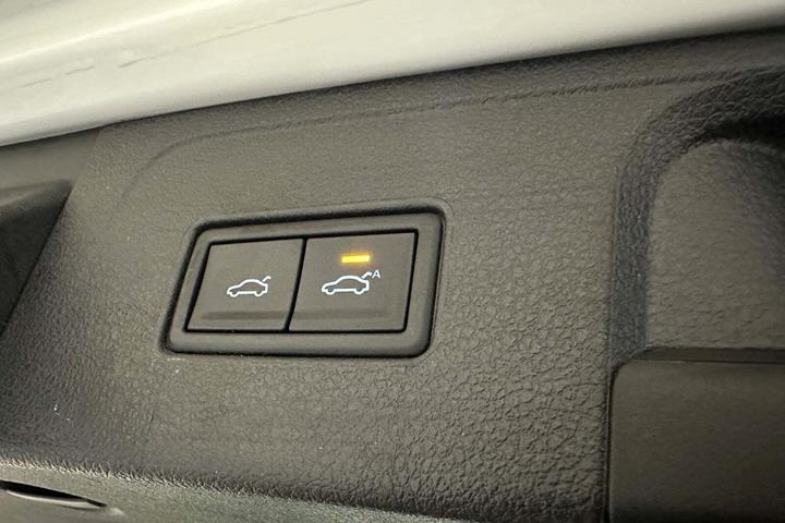 Hvid VW Passat fra 2020 set indefra