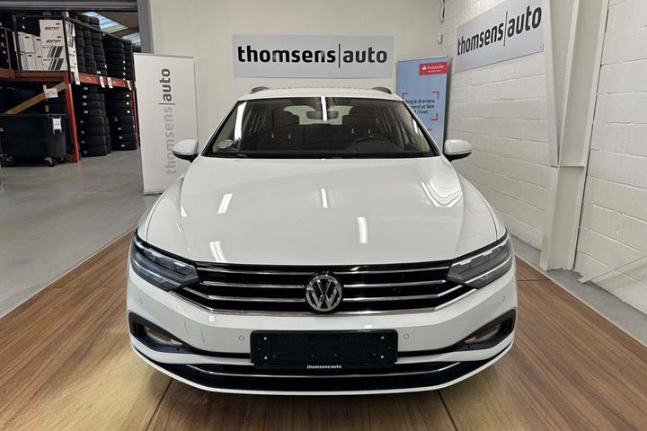 Hvid VW Passat fra 2020 set udefra