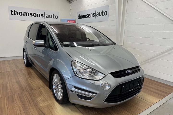 Sølv Ford S-MAX fra 2010 set udefra