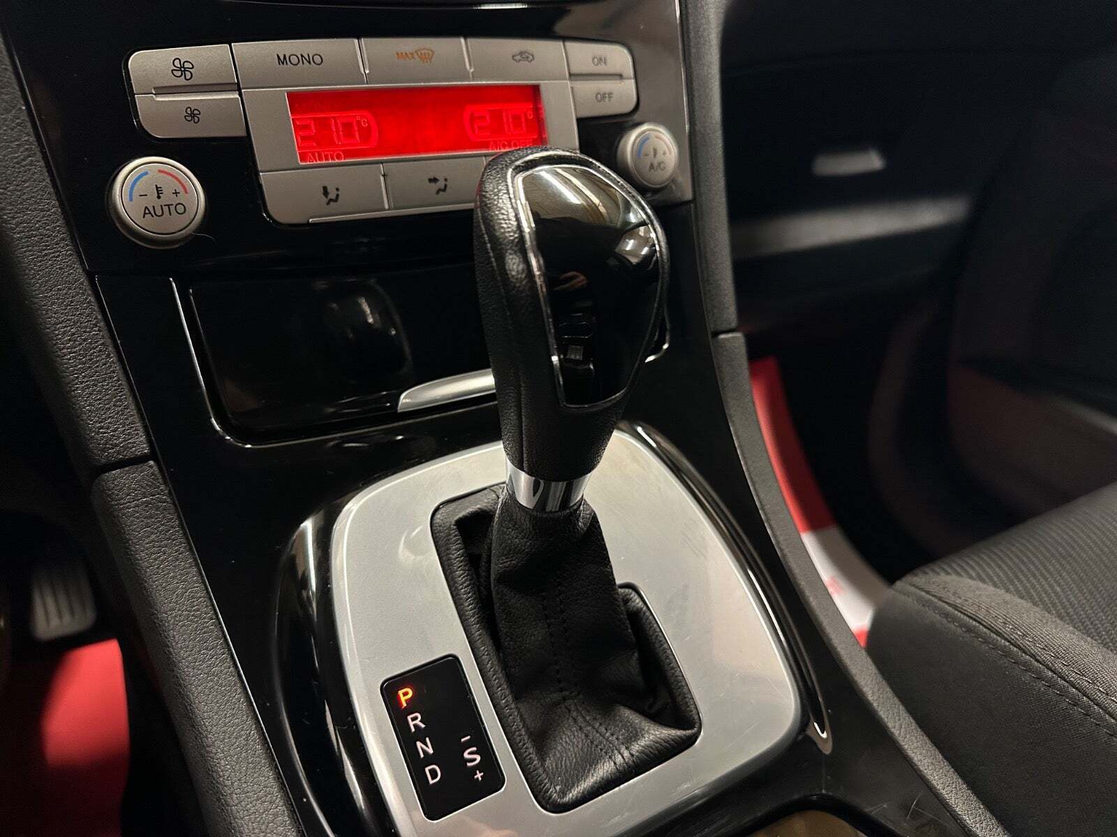 Sølv Ford S-MAX fra 2010