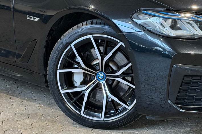 Grå BMW 530e fra 2022