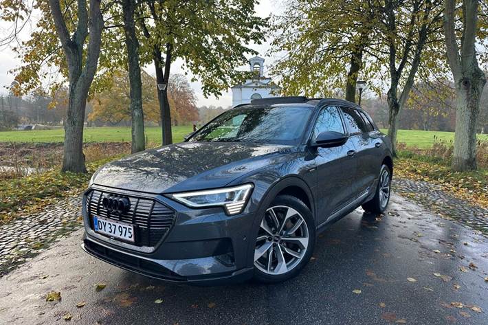 Grå Audi e-tron fra 2020 set udefra