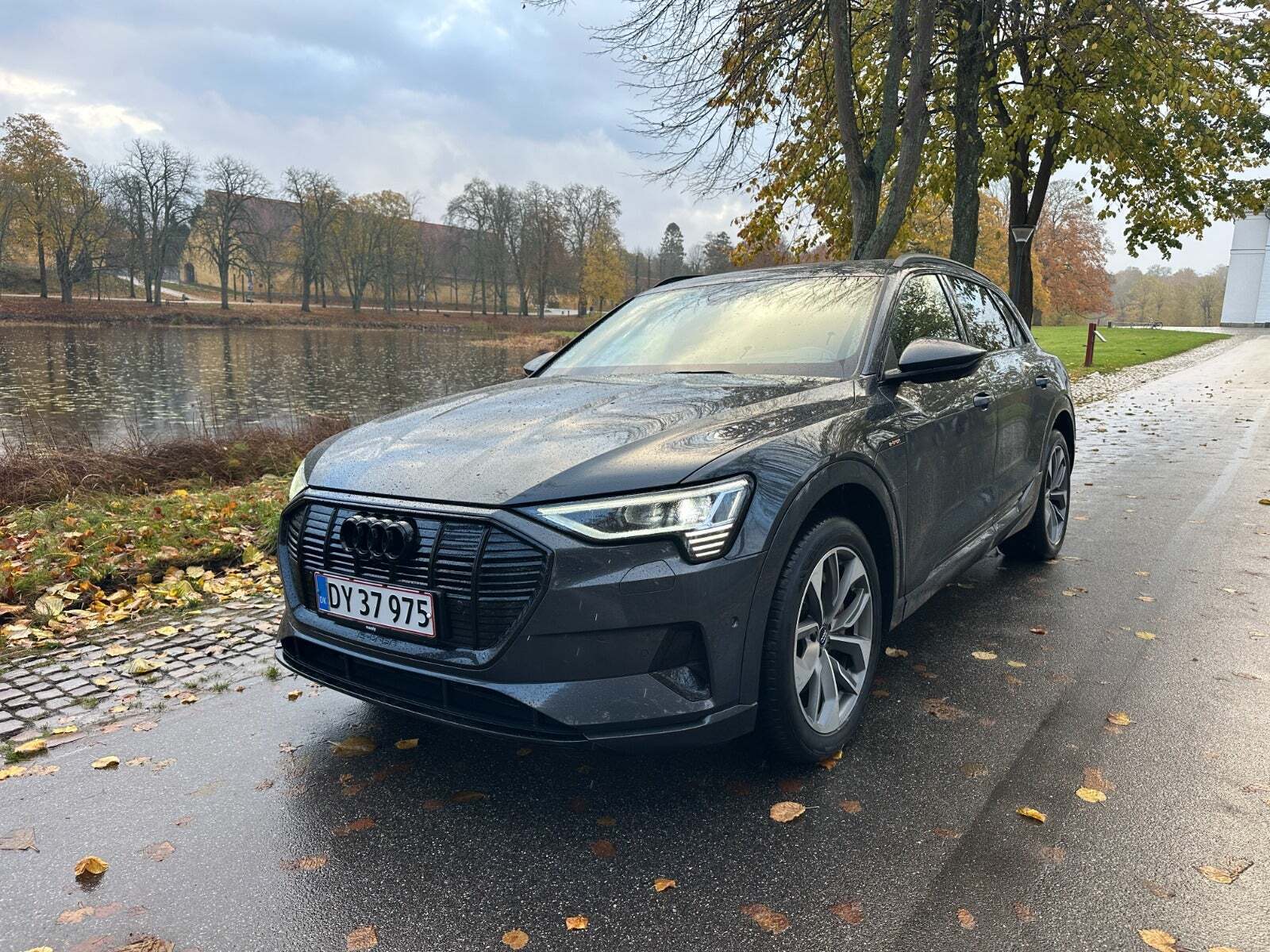 Grå Audi e-tron fra 2020