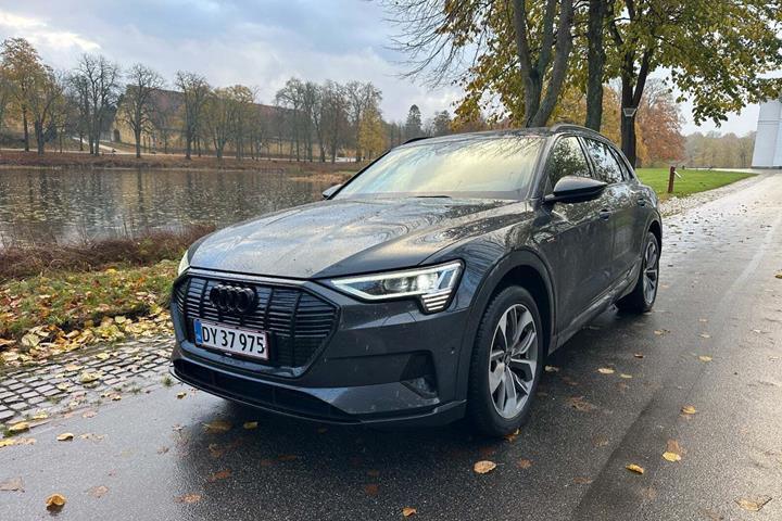 Grå Audi e-tron fra 2020