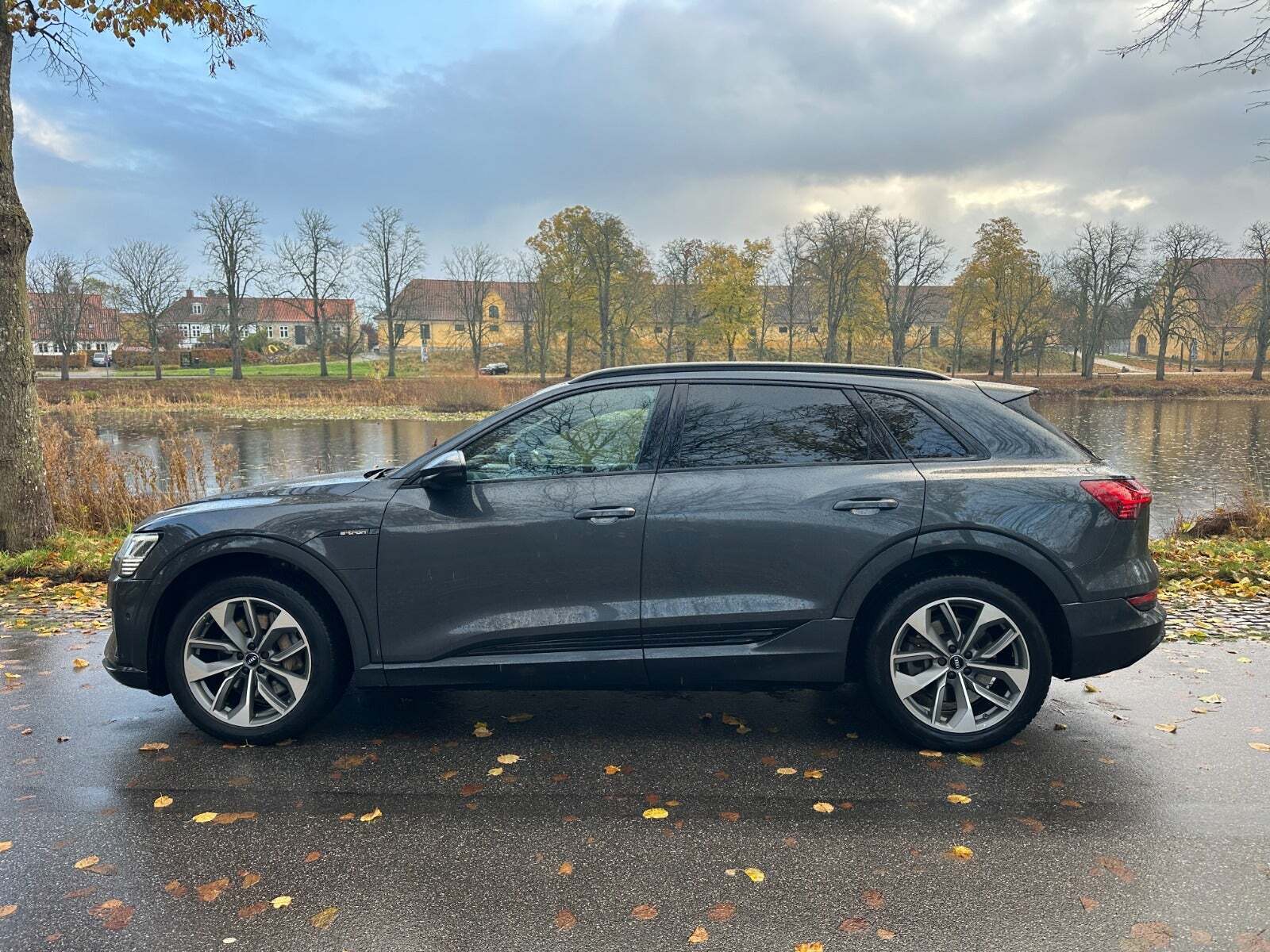Grå Audi e-tron fra 2020