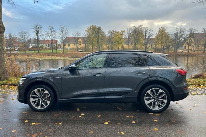 Grå Audi e-tron fra 2020