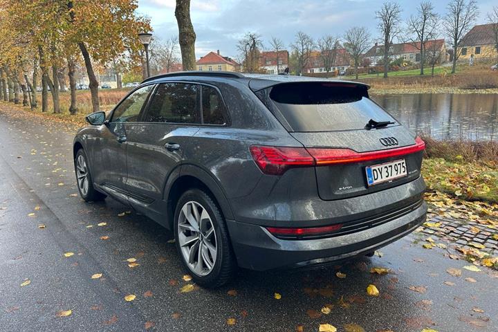 Grå Audi e-tron fra 2020