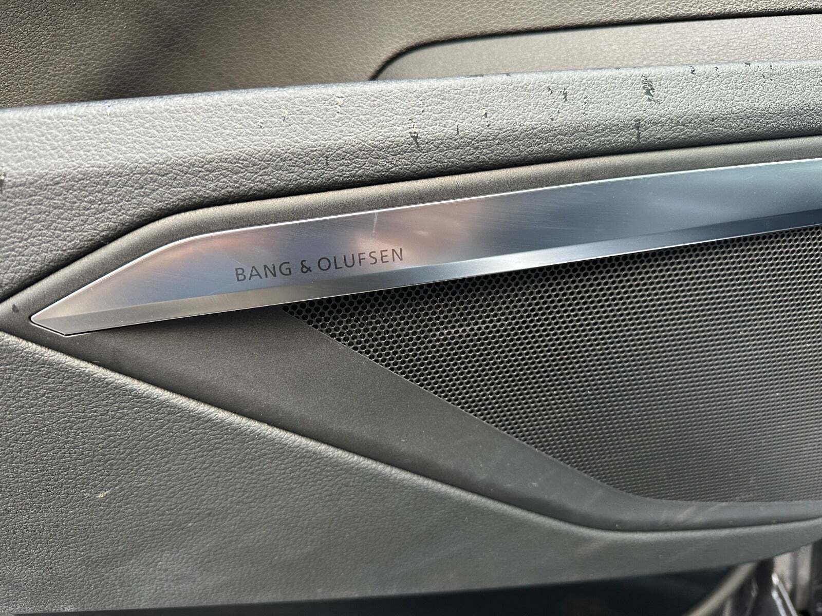 Grå Audi e-tron fra 2020