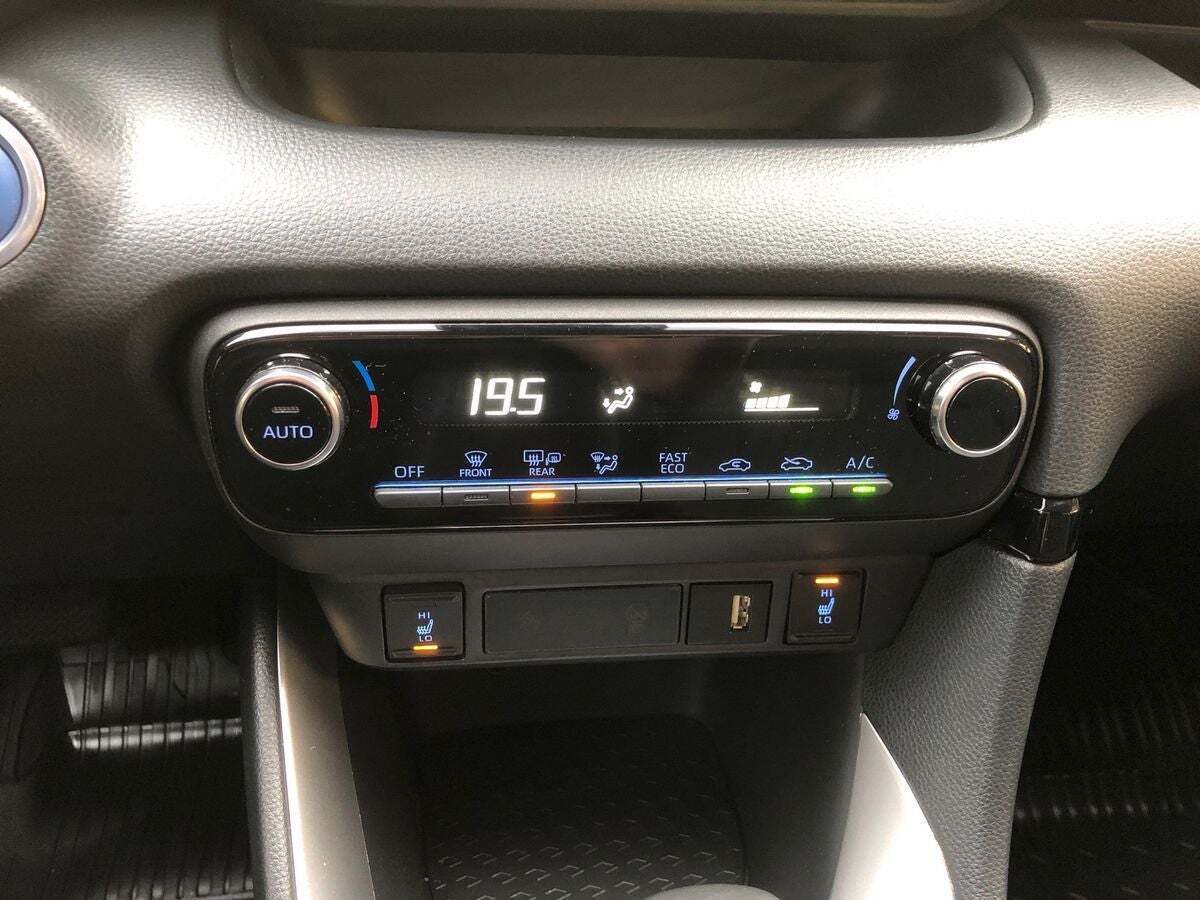 Sølv Toyota Yaris fra 2022