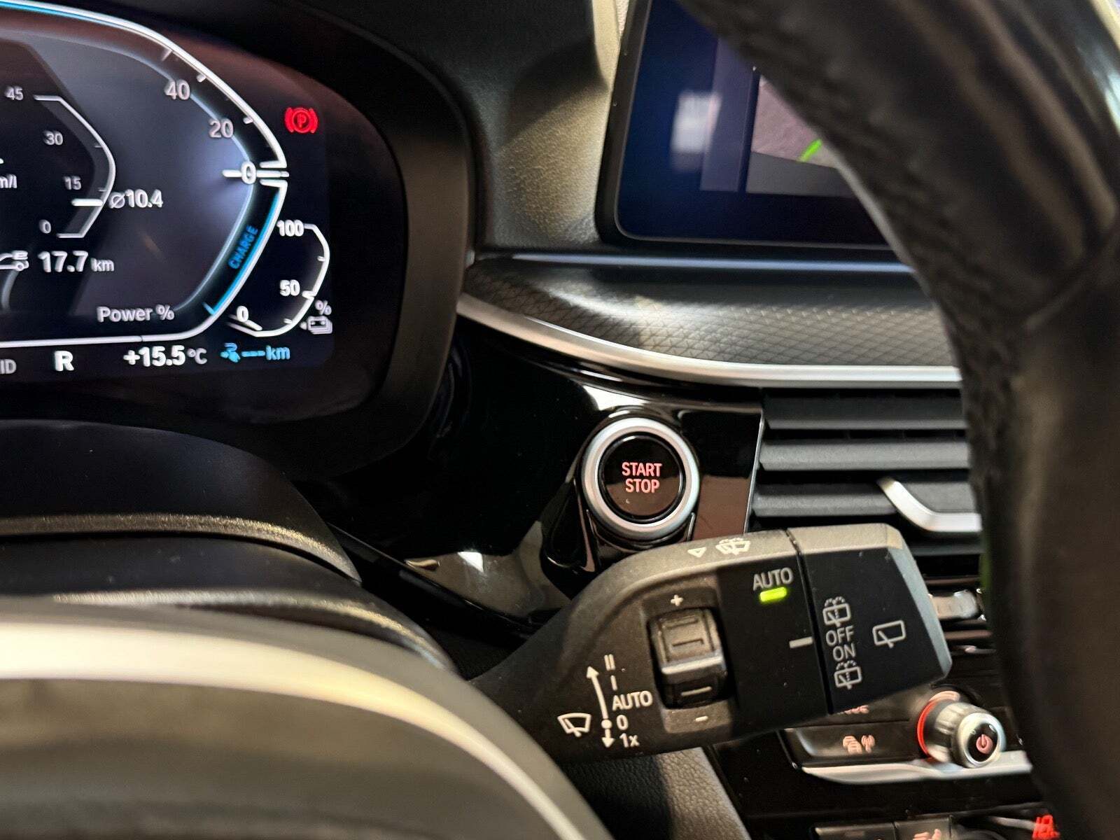 Grå BMW 530e fra 2022