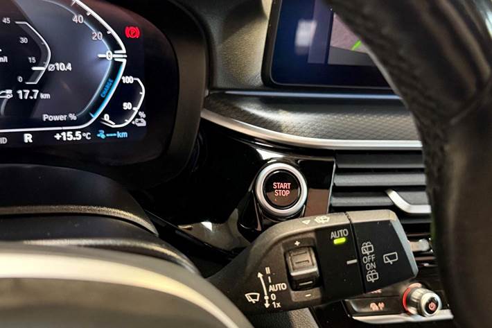 Grå BMW 530e fra 2022