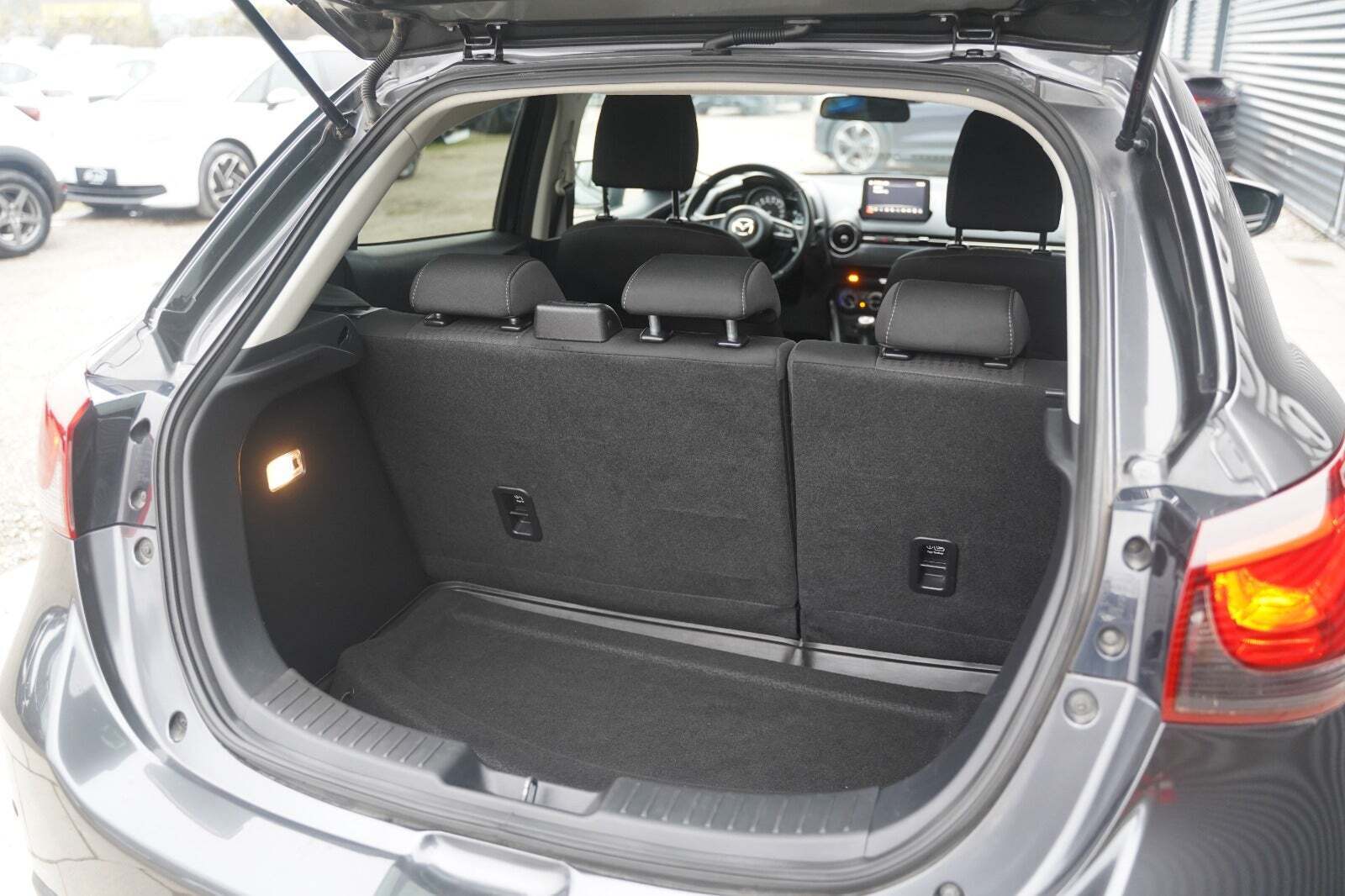 Grå Mazda 2 fra 2019