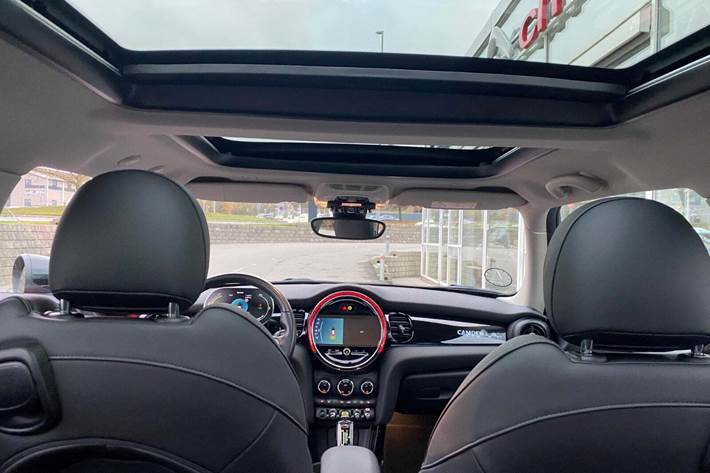 Rød Mini Cooper SE fra 2022