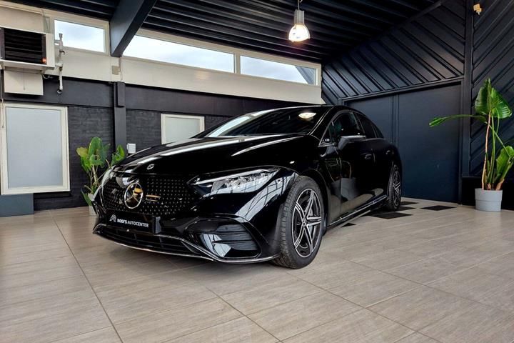 Sort Mercedes EQE350 fra 2024 set udefra