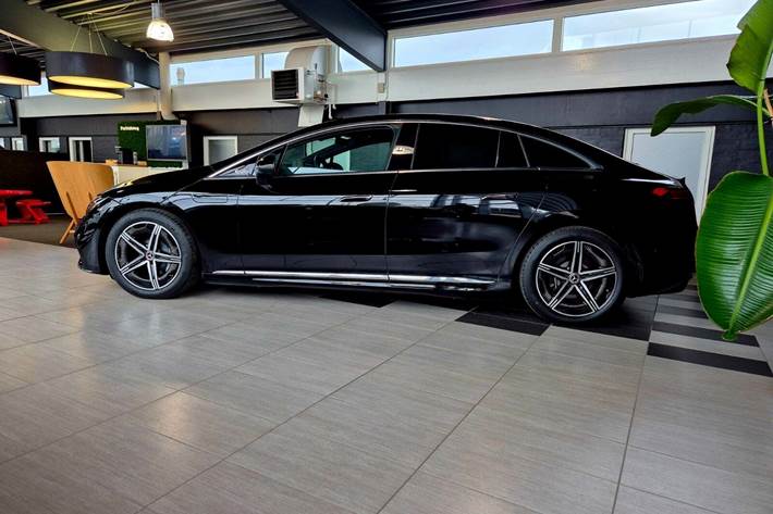 Sort Mercedes EQE350 fra 2024