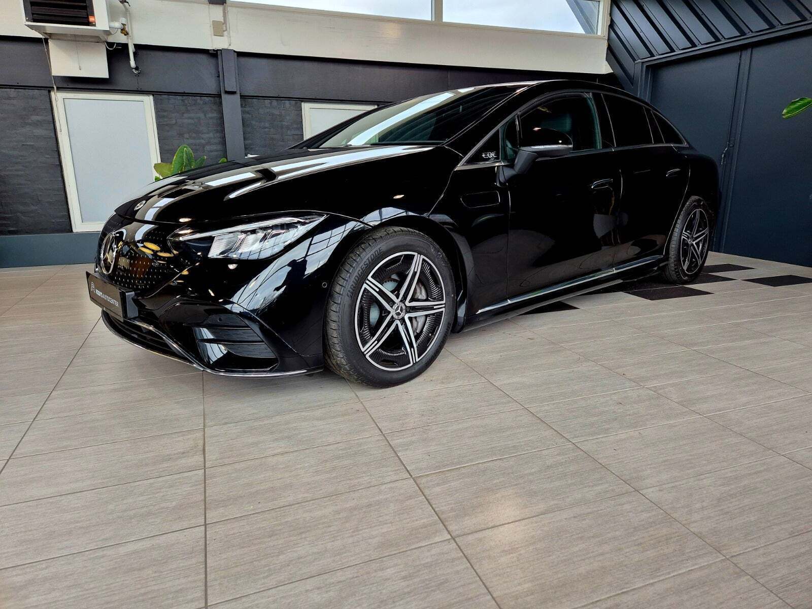 Sort Mercedes EQE350 fra 2024