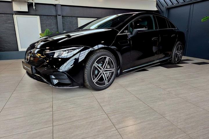 Sort Mercedes EQE350 fra 2024
