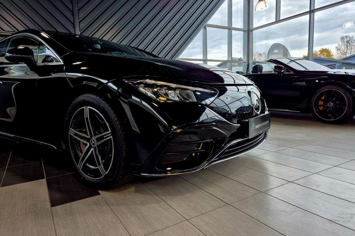 Sort Mercedes EQE350 fra 2024