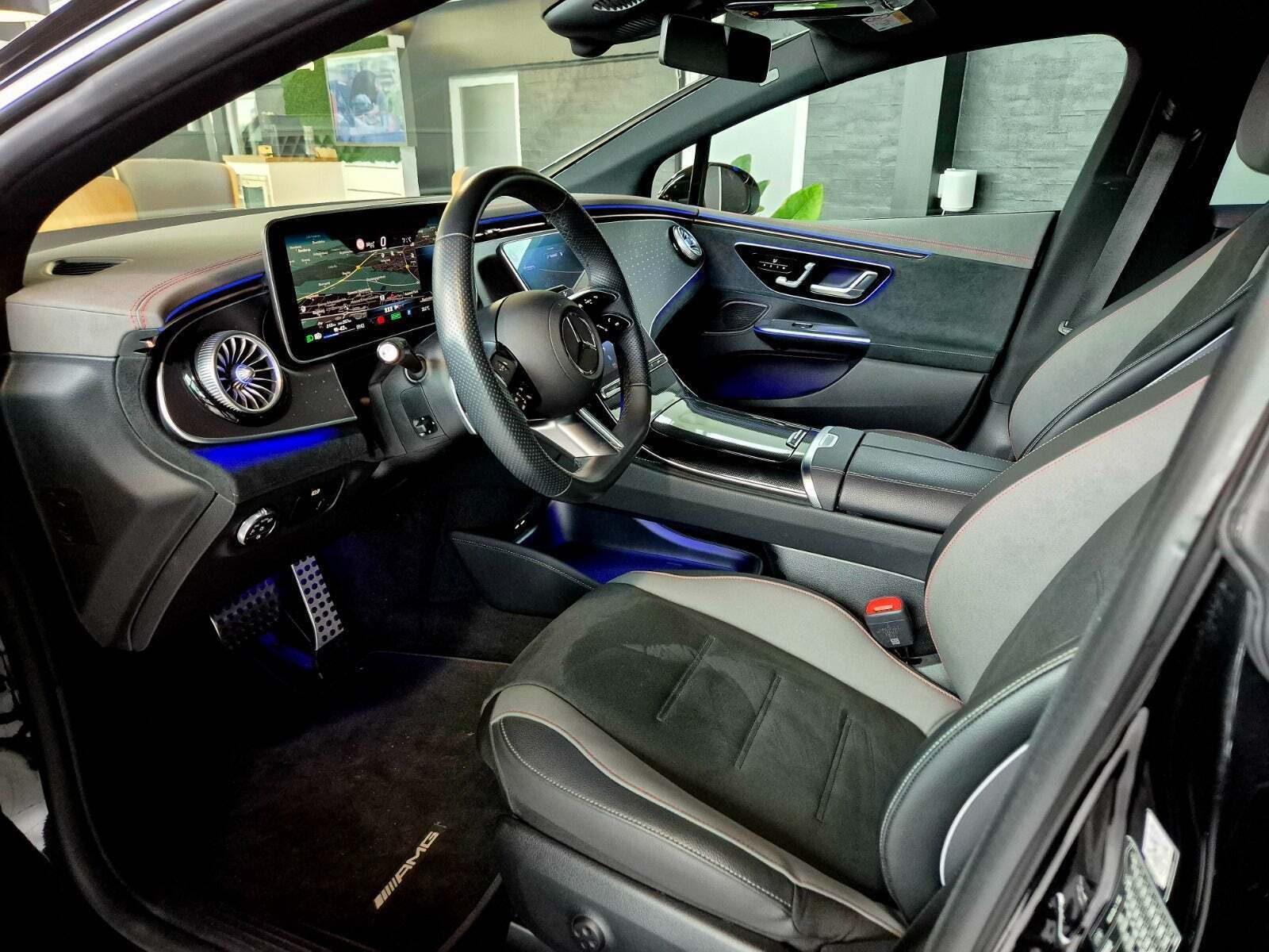 Sort Mercedes EQE350 fra 2024