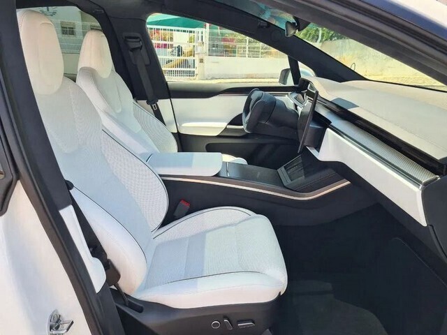 Hvid Tesla Model X fra 2023