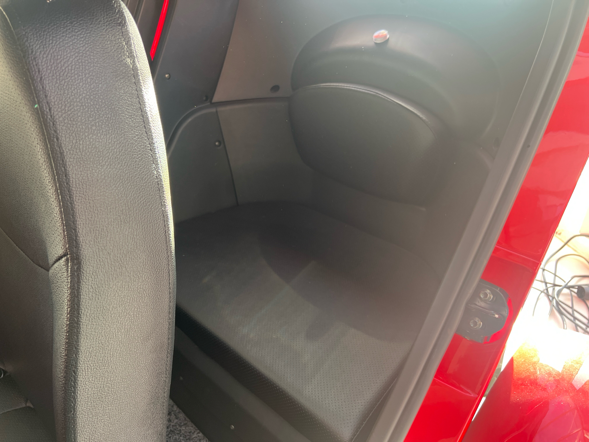 Rød IVE Car 25 fra 2025 set indefra