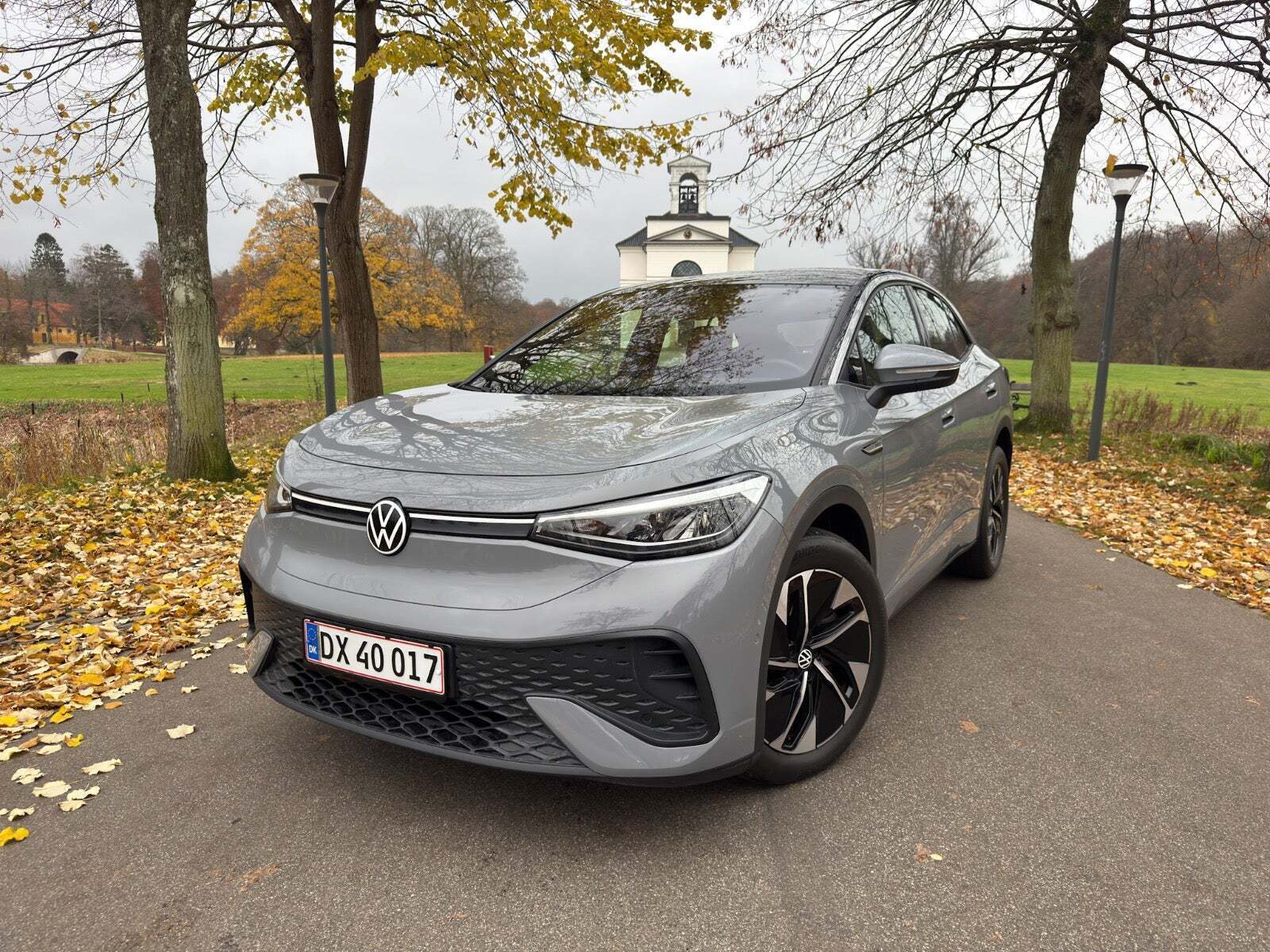 Grå VW ID.5 fra 2023 set udefra