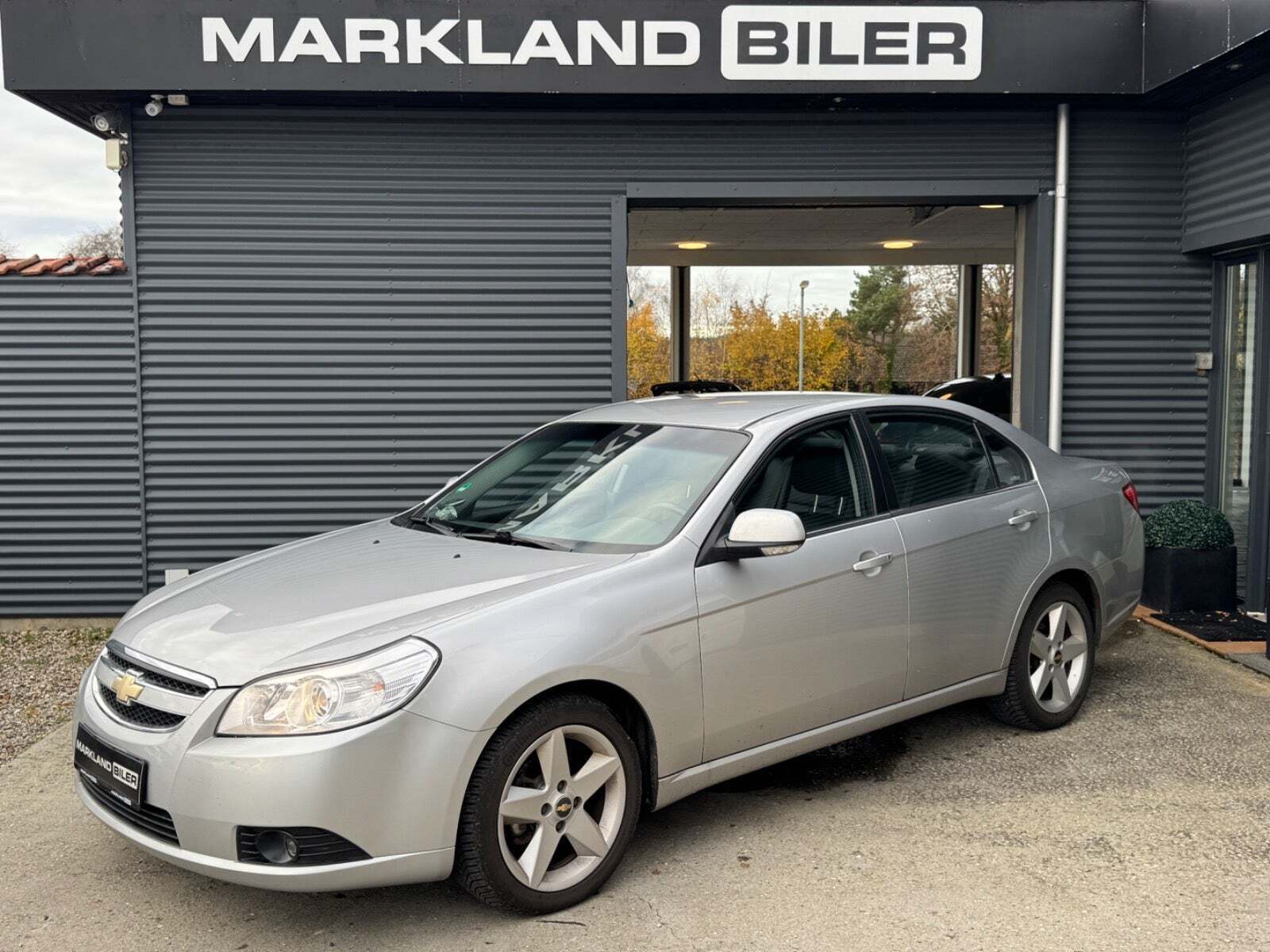 Sølv Chevrolet Epica fra 2006 set udefra